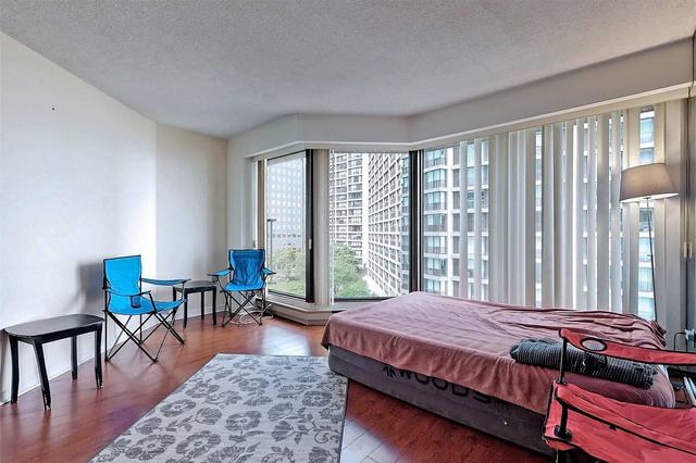 1105 - 65 Harbour Sq, Condo with 1 bedrooms, 1 bathrooms and 1 parking in Toronto ON | Image 3