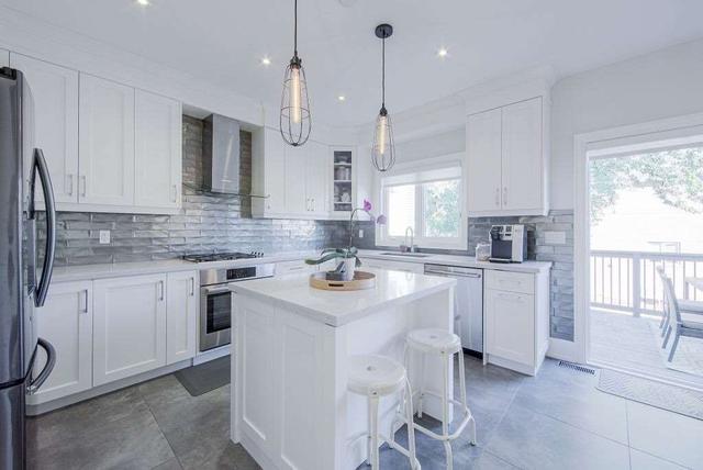 81 Milton St, House detached with 3 bedrooms, 5 bathrooms and 2 parking in Toronto ON | Image 2