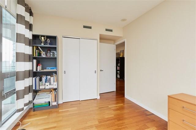 1004 - 285 Mutual St, Condo with 2 bedrooms, 1 bathrooms and null parking in Toronto ON | Image 15