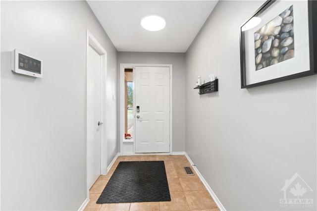 321 Knudson Drive, Townhouse with 3 bedrooms, 3 bathrooms and 3 parking in Ottawa ON | Image 3