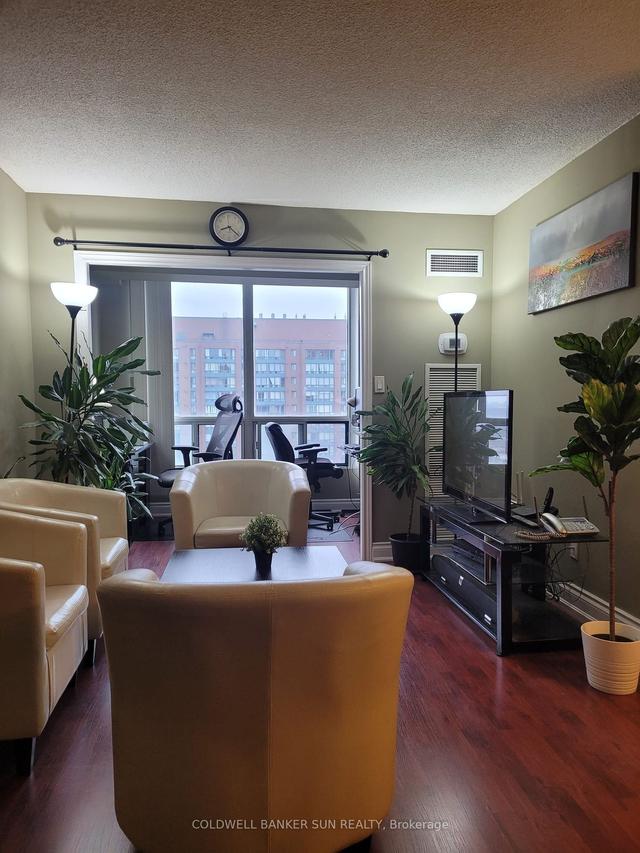 2015 - 155 Hillcrest Ave, Condo with 2 bedrooms, 1 bathrooms and 1 parking in Mississauga ON | Image 5
