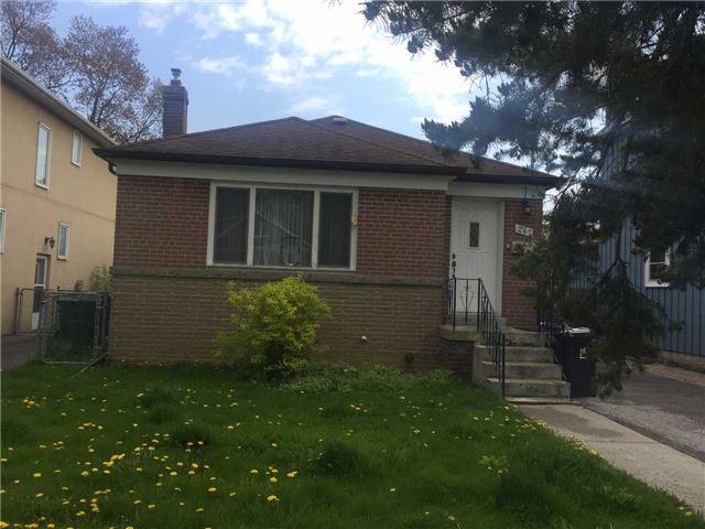 261 Poyntz Ave, House detached with 3 bedrooms, 2 bathrooms and 3 parking in Toronto ON | Image 1