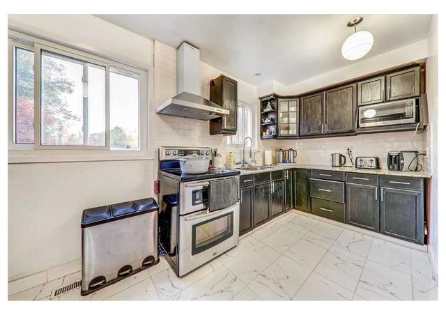 140 Magnolia Ave, House semidetached with 3 bedrooms, 3 bathrooms and 4 parking in Toronto ON | Image 3