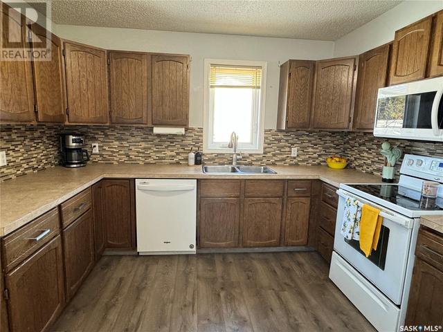 955 Quandt Crescent, House detached with 4 bedrooms, 2 bathrooms and null parking in La Ronge SK | Image 4
