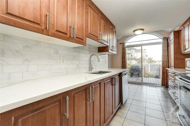 233 Wildcliff Way, Townhouse with 3 bedrooms, 3 bathrooms and 3 parking in Ottawa ON | Image 11