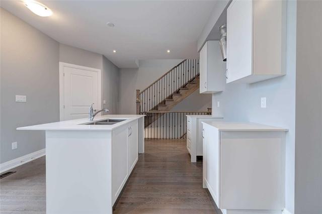 33 Gridiron Gate, House attached with 3 bedrooms, 4 bathrooms and 1 parking in Vaughan ON | Image 4