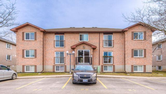 10 - 325 Northlake Dr, Condo with 2 bedrooms, 1 bathrooms and 1 parking in Waterloo ON | Image 1