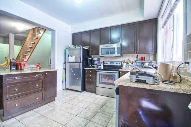 31 Magdalene Cres, House attached with 3 bedrooms, 3 bathrooms and 2 parking in Brampton ON | Image 11
