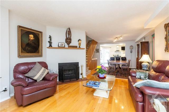 333 St Andrew Street, Townhouse with 3 bedrooms, 2 bathrooms and 3 parking in Ottawa ON | Image 4