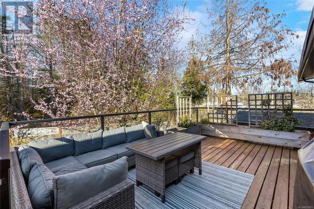 Large deck off kitchen/dining area | Image 4