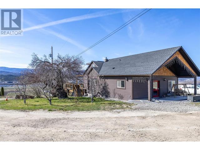 4451 Black Road, Home with 2 bedrooms, 3 bathrooms and null parking in Central Okanagan BC | Image 2