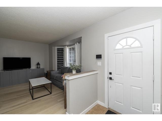 4012 53 St, House detached with 4 bedrooms, 2 bathrooms and null parking in Gibbons AB | Image 2