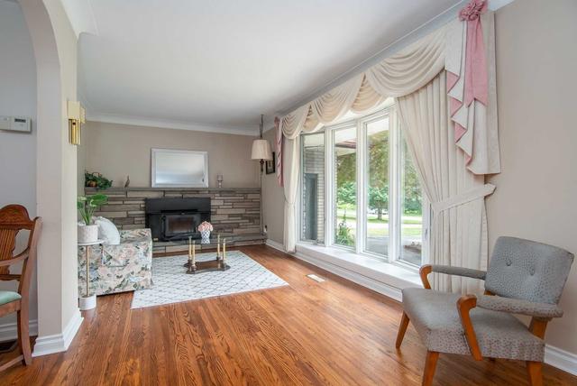 21 Centre St, House detached with 3 bedrooms, 1 bathrooms and 9 parking in Brant ON | Image 3