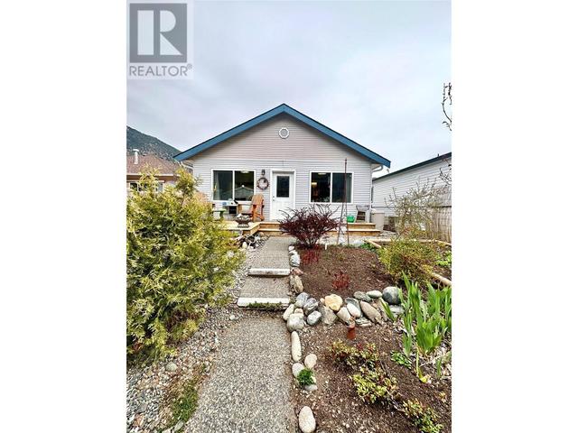521 - 10th Avenue Unit# 1, House detached with 2 bedrooms, 2 bathrooms and 6 parking in Keremeos BC | Image 3