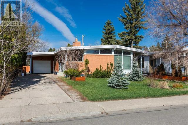 1030 8 Street S, House detached with 4 bedrooms, 1 bathrooms and 5 parking in Lethbridge AB | Image 2