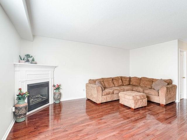 29 Irene Cres, House attached with 3 bedrooms, 3 bathrooms and 2 parking in Brampton ON | Image 10