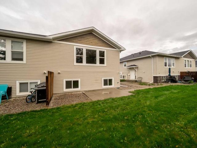 2 - 24 Cougar Cove N, Home with 3 bedrooms, 1 bathrooms and 1 parking in Lethbridge AB | Image 31