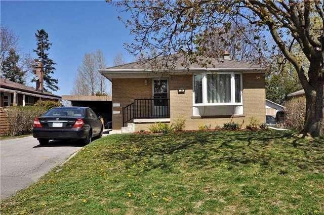 104 Glass Dr, House detached with 3 bedrooms, 2 bathrooms and 4 parking in Aurora ON | Image 1