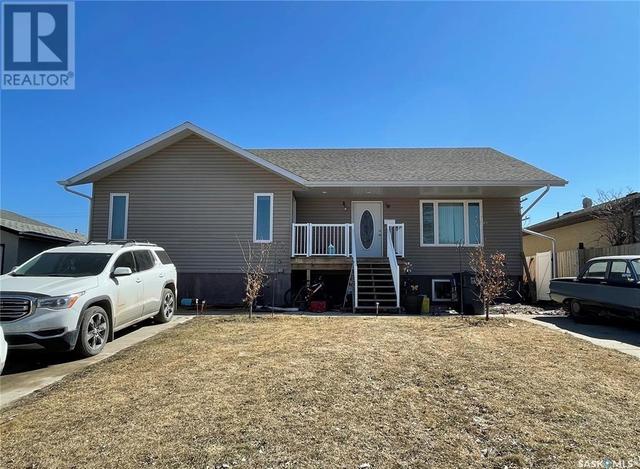 810 Centre Street, House detached with 5 bedrooms, 3 bathrooms and null parking in Meadow Lake SK | Image 1
