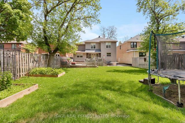 18 Northmount Ave, House detached with 4 bedrooms, 4 bathrooms and 3 parking in Toronto ON | Image 14