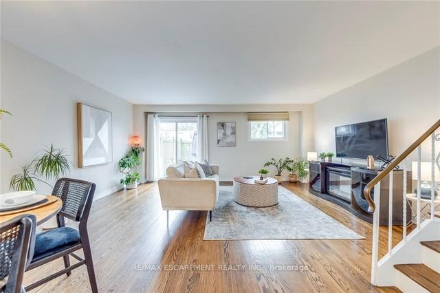 629 Francis Rd, Townhouse with 3 bedrooms, 2 bathrooms and 1 parking in Burlington ON | Image 5