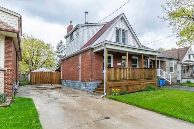 121 Barons Ave N, House detached with 3 bedrooms, 1 bathrooms and 3 parking in Hamilton ON | Image 2