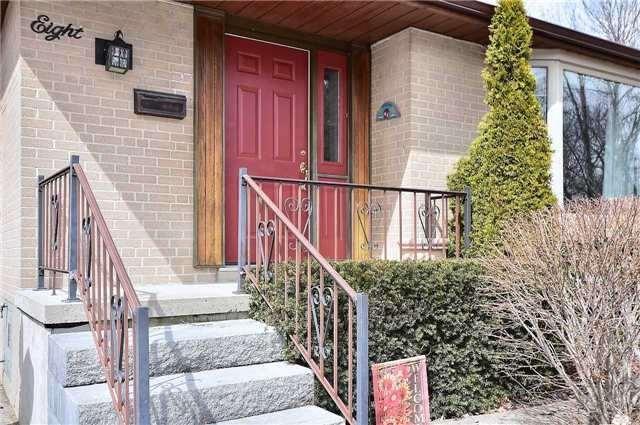8 Algonquin Cres, House detached with 3 bedrooms, 2 bathrooms and 4 parking in Aurora ON | Image 2