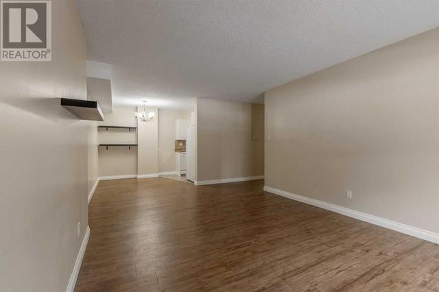 111, - 5 Berkeley Place W, Condo with 2 bedrooms, 1 bathrooms and 1 parking in Lethbridge AB | Image 12
