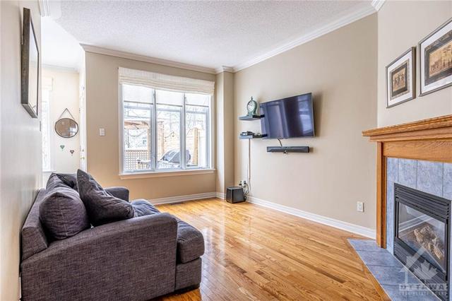 519 Devonwood Circle, Townhouse with 3 bedrooms, 3 bathrooms and 3 parking in Ottawa ON | Image 9