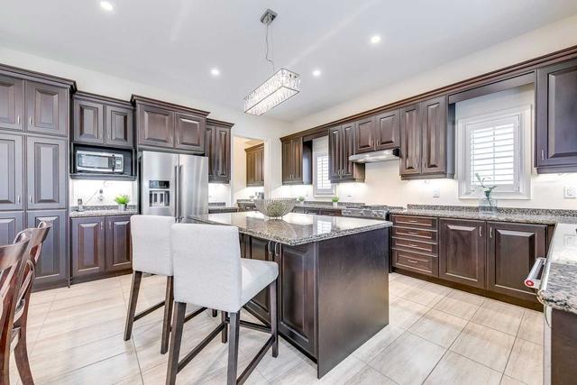 68 Avanti Cres, House detached with 4 bedrooms, 4 bathrooms and 6 parking in Hamilton ON | Image 2