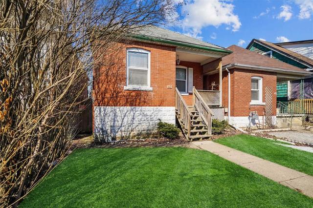 42 East 21st St, House detached with 2 bedrooms, 1 bathrooms and 2 parking in Hamilton ON | Image 1