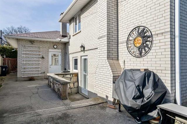 5 Robinglade Dr, House detached with 3 bedrooms, 2 bathrooms and 5 parking in Toronto ON | Image 18