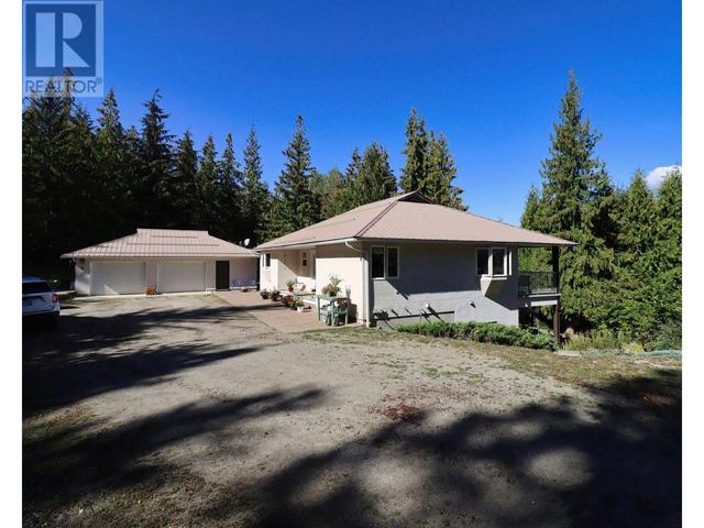 4830 Goodwin Road, House detached with 3 bedrooms, 2 bathrooms and 20 parking in Columbia Shuswap C BC | Image 5