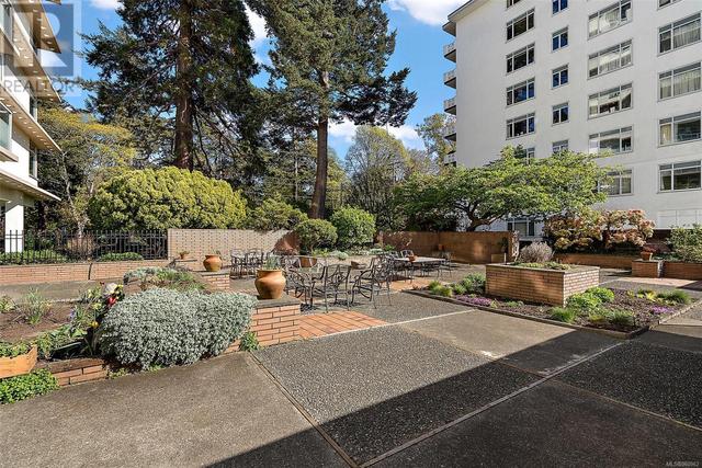 1006 - 250 Douglas St, Condo with 2 bedrooms, 1 bathrooms and null parking in Victoria BC | Image 28