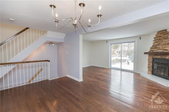 209 Sherway Drive, Townhouse with 3 bedrooms, 2 bathrooms and 3 parking in Ottawa ON | Image 5