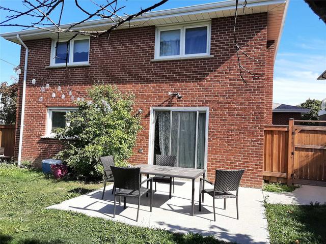 2 Slane Crt, House detached with 3 bedrooms, 2 bathrooms and 4 parking in Toronto ON | Image 9