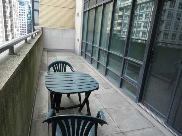 1003 - 263 Wellington St, Condo with 2 bedrooms, 1 bathrooms and 1 parking in Toronto ON | Image 7