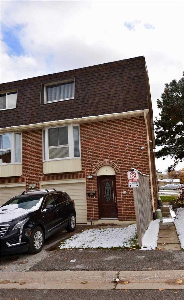 1 Capella Starway St, Townhouse with 3 bedrooms, 2 bathrooms and 1 parking in Toronto ON | Image 1