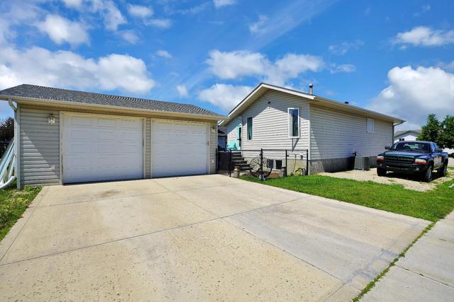 7 Heenan Court, House detached with 4 bedrooms, 2 bathrooms and 5 parking in Red Deer County AB | Image 2