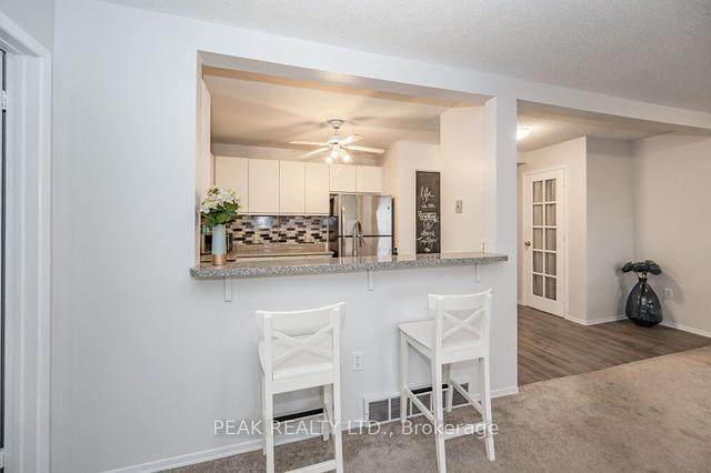 11 - 240 Highland Cres, Townhouse with 1 bedrooms, 1 bathrooms and 2 parking in Kitchener ON | Image 2