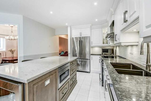 3910 Parkgate Dr, House detached with 3 bedrooms, 3 bathrooms and 3 parking in Mississauga ON | Image 4