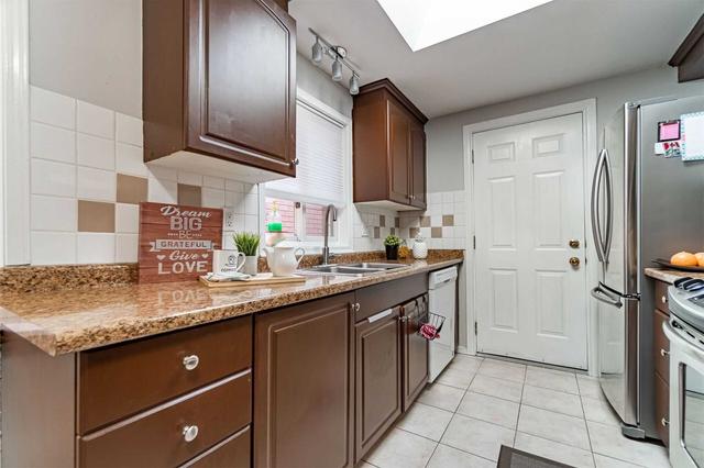 60 Ferguson Dr, House detached with 2 bedrooms, 2 bathrooms and 5 parking in Barrie ON | Image 5