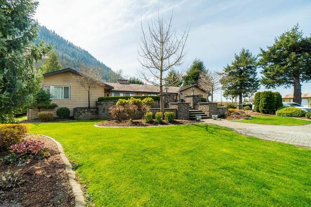 39539 Vye Road, House detached with 6 bedrooms, 3 bathrooms and null parking in Abbotsford BC | Image 2