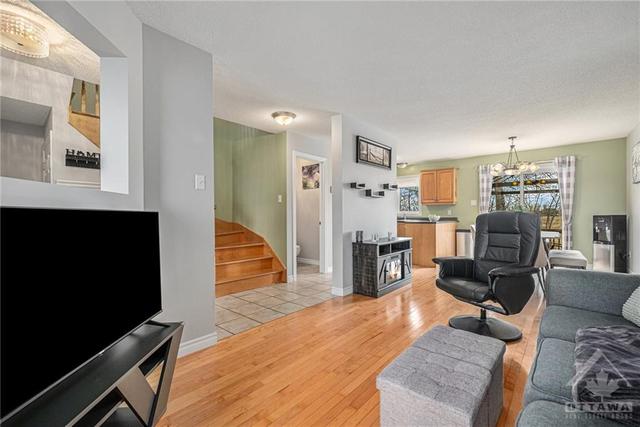 46 Roger Crescent, Townhouse with 3 bedrooms, 2 bathrooms and 3 parking in Casselman ON | Image 7