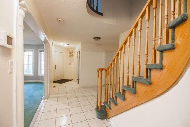 Upper - 19 Rollingwood Dr, House detached with 4 bedrooms, 3 bathrooms and 2 parking in Brampton ON | Image 5