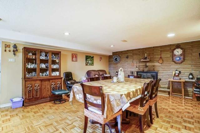 22 Rosefair Cres, House detached with 3 bedrooms, 2 bathrooms and 5 parking in Toronto ON | Image 6
