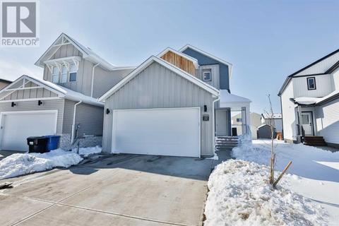 22 Goldenrod Place W, House detached with 3 bedrooms, 2 bathrooms and 4 parking in Lethbridge AB | Card Image