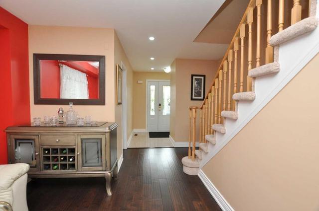4 Dells Cres, House semidetached with 3 bedrooms, 4 bathrooms and 3 parking in Brampton ON | Image 2