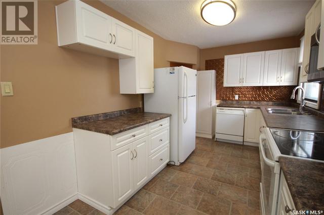92 24th Street, House detached with 4 bedrooms, 2 bathrooms and null parking in Battleford SK | Image 9