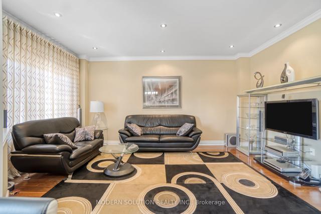 195 Twin Hills Cres, House detached with 4 bedrooms, 3 bathrooms and 4 parking in Vaughan ON | Image 2